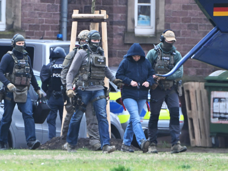 Die frühere RAF-Terroristin Daniela Klette wird in Karlsruhe zu einem Hubschrauber geführt. - Foto: Uli Deck/dpa