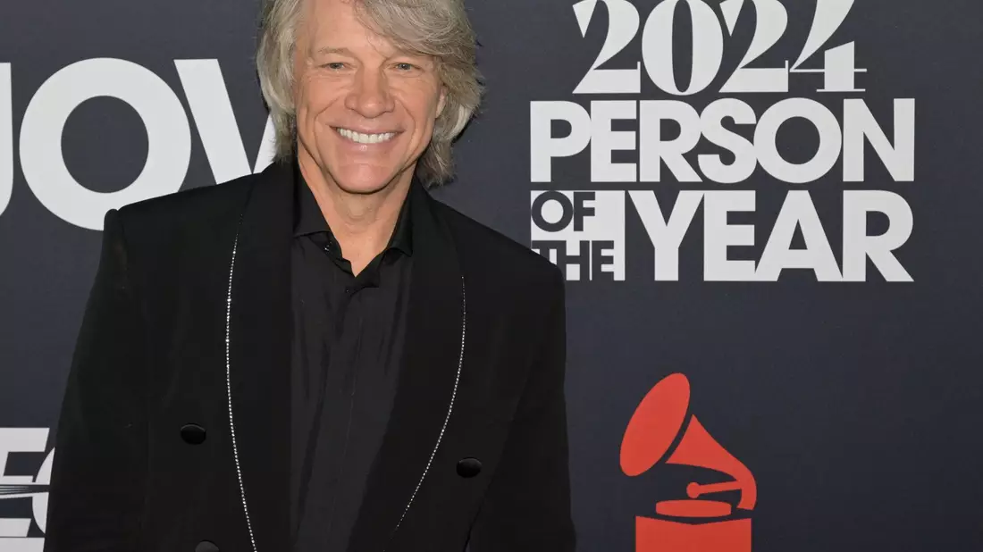 Jon Bon Jovi posiert bei seiner Ehrung als Musicares Person des Jahres. Am 7. Juni erscheint das neue Album von Bon Jovi. - Bild: Billy Bennight/ZUMA Press Wire/dpa