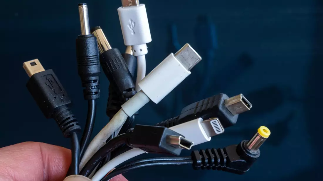 USB-C soll zum Ende des Jahres Standard werden. - Bild: Jens Büttner/dpa
