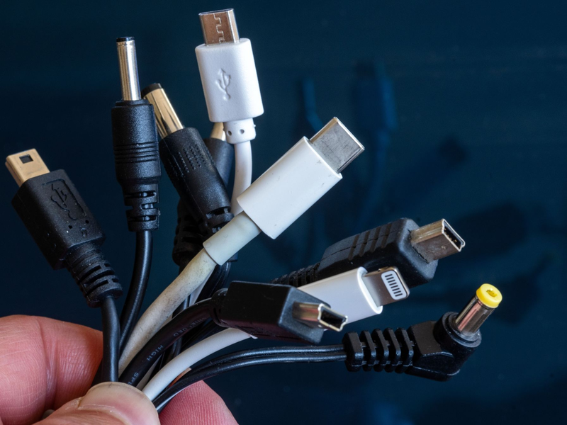 Ein Ladekabel mit USB-C-Stecker. - Foto: Jens Büttner/dpa