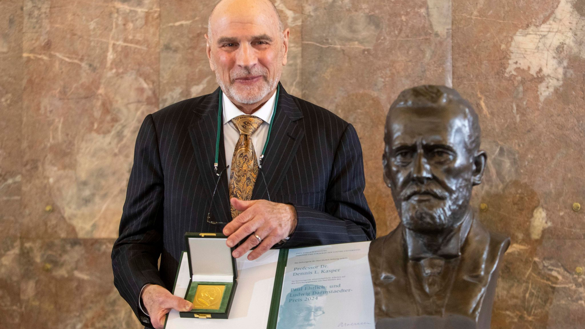 Der amerikanische Mediziner Dennis Kasper in der Frankfurter Paulskirche. - Foto: Helmut Fricke/dpa