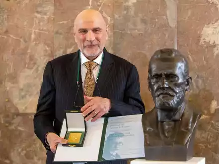 Der amerikanische Mediziner Dennis Kasper in der Frankfurter Paulskirche. - Foto: Helmut Fricke/dpa