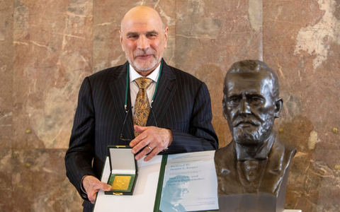 Der amerikanische Mediziner Dennis Kasper in der Frankfurter Paulskirche. - Foto: Helmut Fricke/dpa