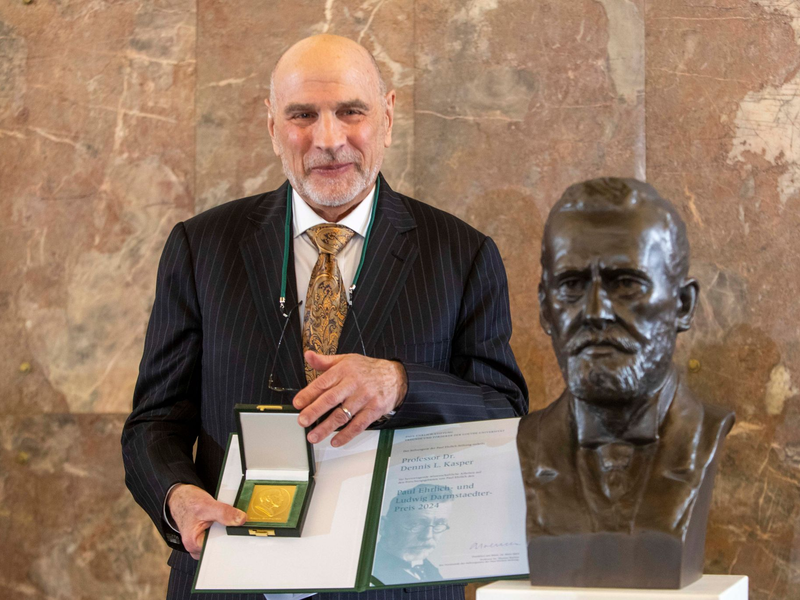 Der amerikanische Mediziner Dennis Kasper in der Frankfurter Paulskirche. - Foto: Helmut Fricke/dpa