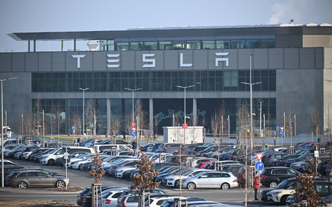 Eingang zum Tesla-Werk in Grünheide.  Die Einwohner von Grünheide hatten sich vor drei Wochen in einem Bürgerentscheid gegen die Rodung von 100 Hektar Wald und damit die Erweiterung der Fläche von Tesla ausgesprochen. - Foto: Sebastian Christoph Gollnow/dpa