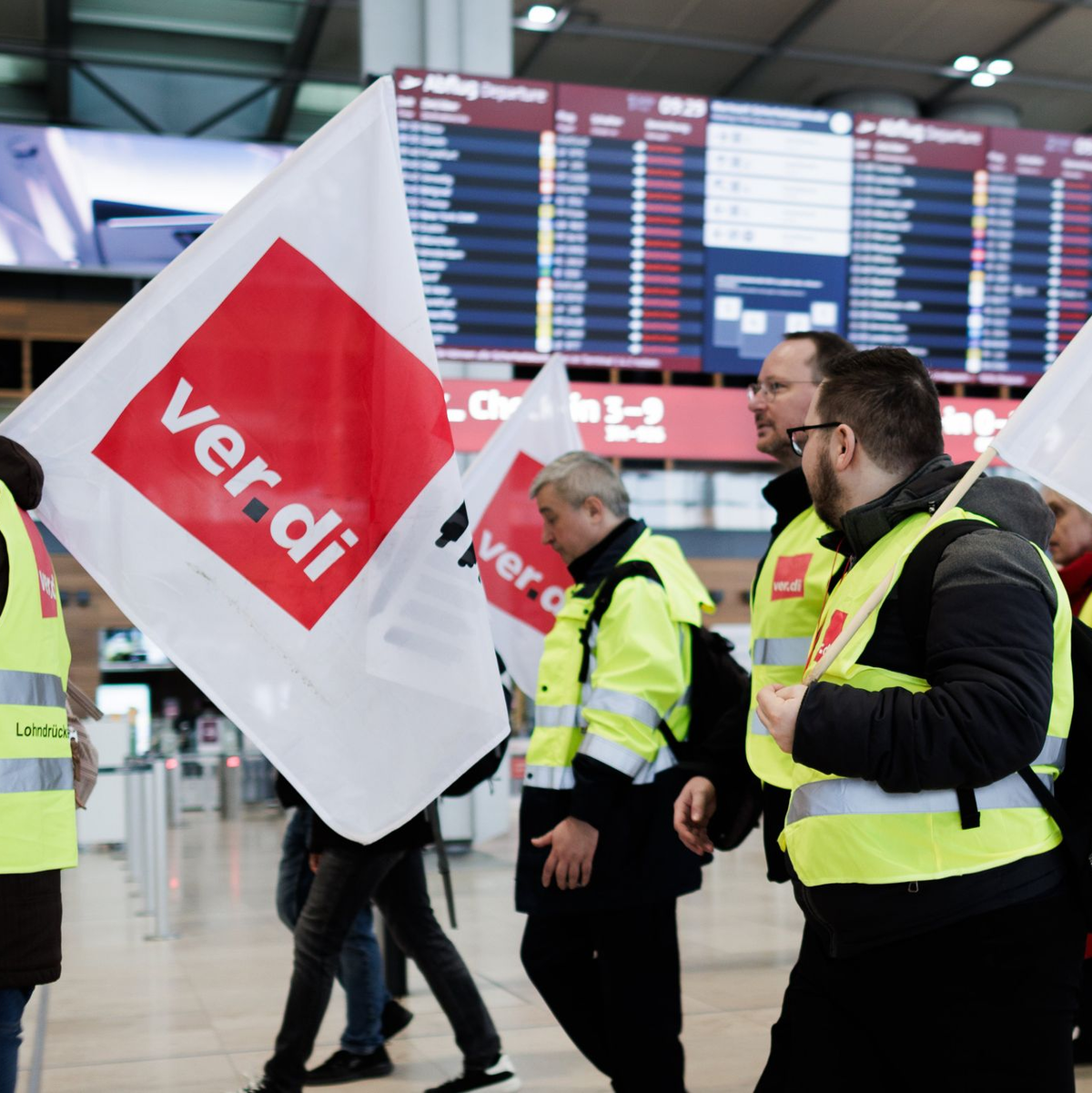 Mitarbeiter des Luftsicherheitspersonals demonstrieren in der Abflughalle im Terminal 1 des Flughafens BER. - Foto: Carsten Koall/dpa