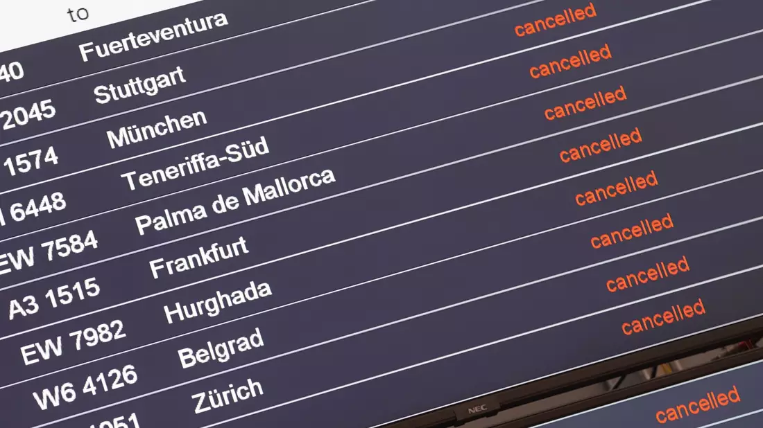 «Gestrichen»: Blick auf eine Abflug-Infotafel am Flughafen Hamburg. - Bild: Marcus Brandt/dpa