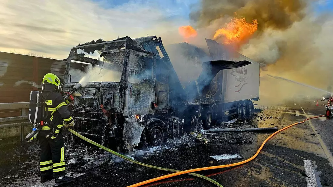 FW Sankt Augustin: LKW auf der A3 brennt aus - Bild: presseportal.de