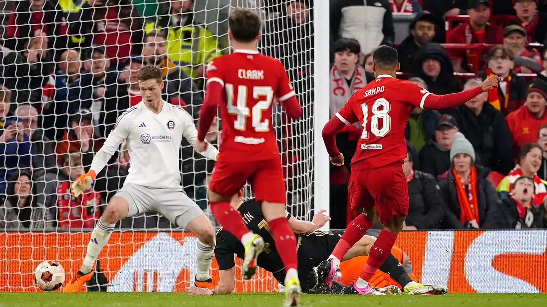 Liverpools Cody Gakpo (r) traf gegen Sparta Prag schon nach 14 Minuten zum zwischenzeitlichen 4:0. - Bild: Peter Byrne/PA Wire/dpa