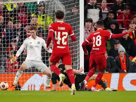 Liverpools Cody Gakpo (r) traf gegen Sparta Prag schon nach 14 Minuten zum zwischenzeitlichen 4:0. - Foto: Peter Byrne/PA Wire/dpa