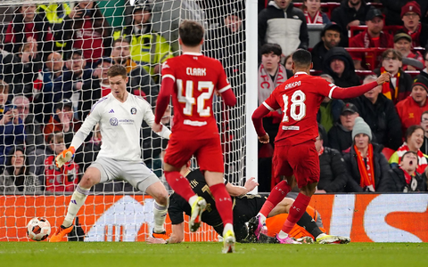 Liverpools Cody Gakpo (r) traf gegen Sparta Prag schon nach 14 Minuten zum zwischenzeitlichen 4:0. - Foto: Peter Byrne/PA Wire/dpa