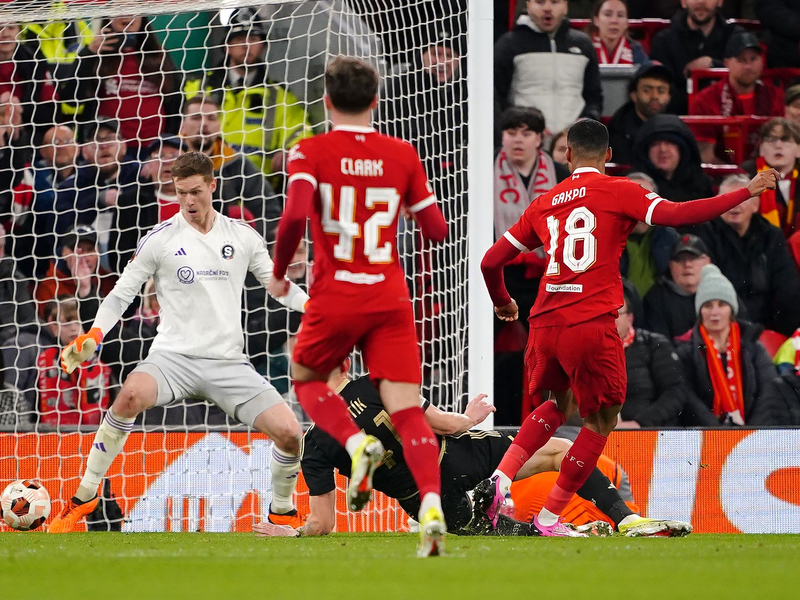 Liverpools Cody Gakpo (r) traf gegen Sparta Prag schon nach 14 Minuten zum zwischenzeitlichen 4:0. - Foto: Peter Byrne/PA Wire/dpa