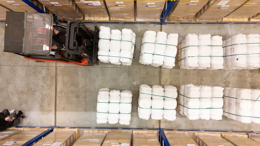 Ein Gabelstapler verlädt im Logistikzentrum des Deutschen Roten Kreuz (DRK) Hilfsgüter für die Zivilbevölkerung im Gazastreifen. - Bild: Sebastian Kahnert/dpa