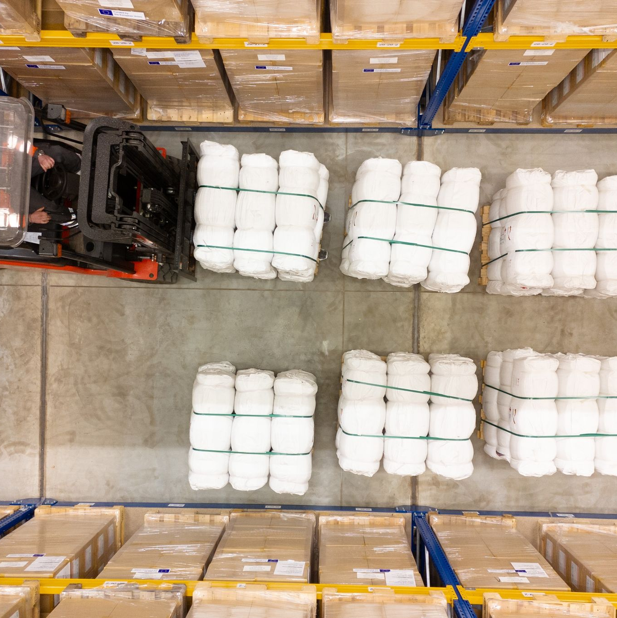 Ein Gabelstapler verlädt im Logistikzentrum des Deutschen Roten Kreuz (DRK) Hilfsgüter für die Zivilbevölkerung im Gazastreifen. - Foto: Sebastian Kahnert/dpa