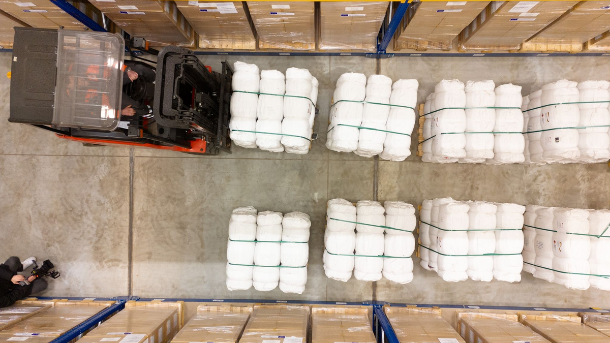 Ein Gabelstapler verlädt im Logistikzentrum des Deutschen Roten Kreuz (DRK) Hilfsgüter für die Zivilbevölkerung im Gazastreifen. - Foto: Sebastian Kahnert/dpa