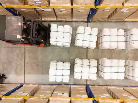 Ein Gabelstapler verlädt im Logistikzentrum des Deutschen Roten Kreuz (DRK) Hilfsgüter für die Zivilbevölkerung im Gazastreifen. - Foto: Sebastian Kahnert/dpa