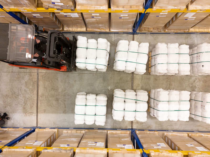 Ein Gabelstapler verlädt im Logistikzentrum des Deutschen Roten Kreuz (DRK) Hilfsgüter für die Zivilbevölkerung im Gazastreifen. - Foto: Sebastian Kahnert/dpa
