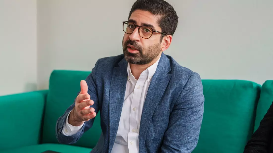 Kaweh Mansoori plädiert dafür, mehr für die gesellschaftliche Akzeptanz von erneuerbaren Energien zu tun. - Bild: Andreas Arnold/dpa