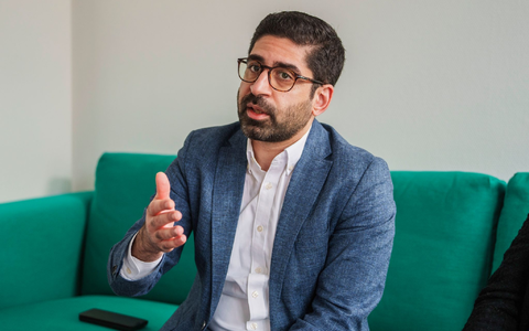 Kaweh Mansoori plädiert dafür, mehr für die gesellschaftliche Akzeptanz von erneuerbaren Energien zu tun. - Foto: Andreas Arnold/dpa