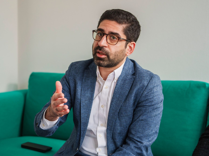 Kaweh Mansoori plädiert dafür, mehr für die gesellschaftliche Akzeptanz von erneuerbaren Energien zu tun. - Foto: Andreas Arnold/dpa