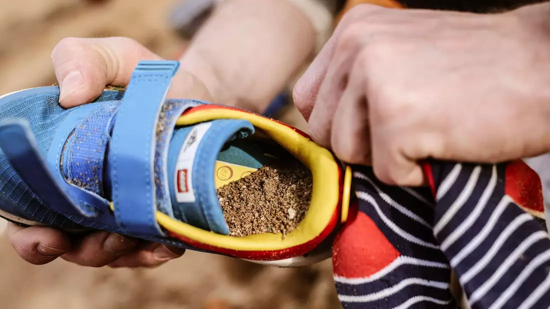 Sand in Kinderschuhen ist keine Seltenheit. Aber ist das Phänomen gefährlich? - Bild: Oliver Berg/dpa