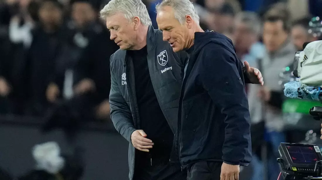 West Hams Manager David Moyes (l) umarmt Freiburgs Cheftrainer Christian Streich nach dem Spiel. - Bild: Kirsty Wigglesworth/AP/dpa