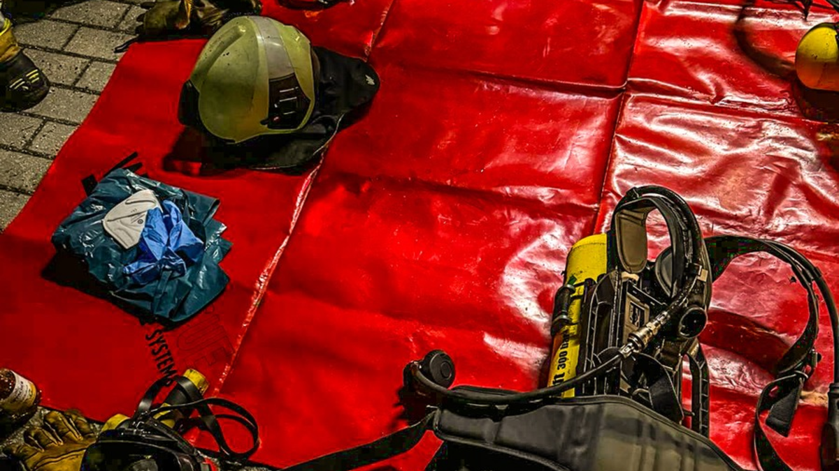 FW Dresden: Mehrere Fahrzeuge brennen - Feuerwehr verhindert das Übergreifen auf ein Gebäude - Foto: presseportal.de