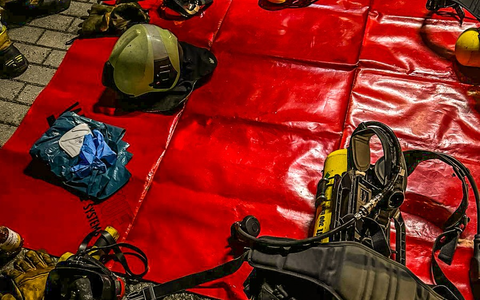 FW Dresden: Mehrere Fahrzeuge brennen - Feuerwehr verhindert das Übergreifen auf ein Gebäude - Foto: presseportal.de