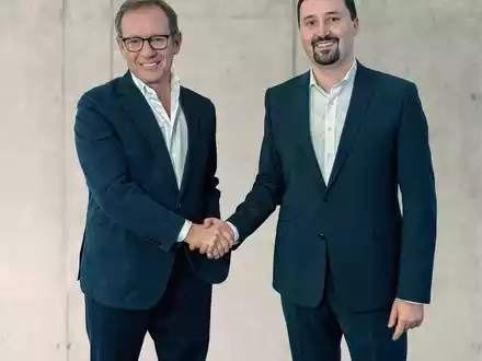 Führungswechsel bei SAKRET Trockenbaustoffe Europa GmbH & Co. KG: Sedat Çöl übernimmt die Geschäftsleitung von Peter Aping - Foto: presseportal.de