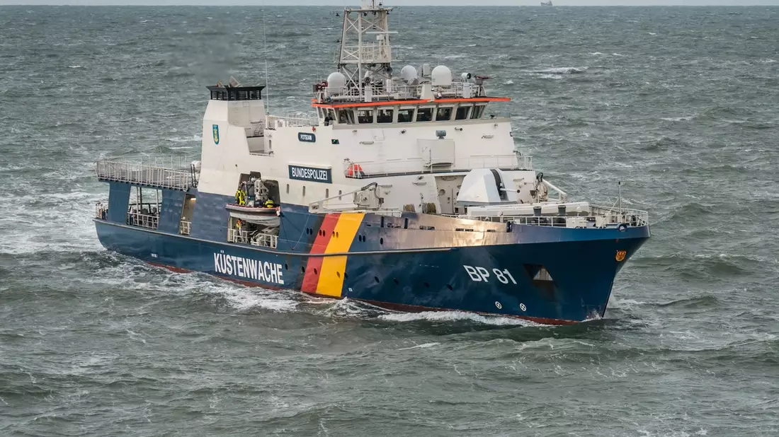BPOL-CUX: Bundespolizei See eskortiert FSRU-Terminal Energos Force durch die Nordsee +++ Vorgang verläuft ohne Zwischenfälle +++ - Bild: presseportal.de