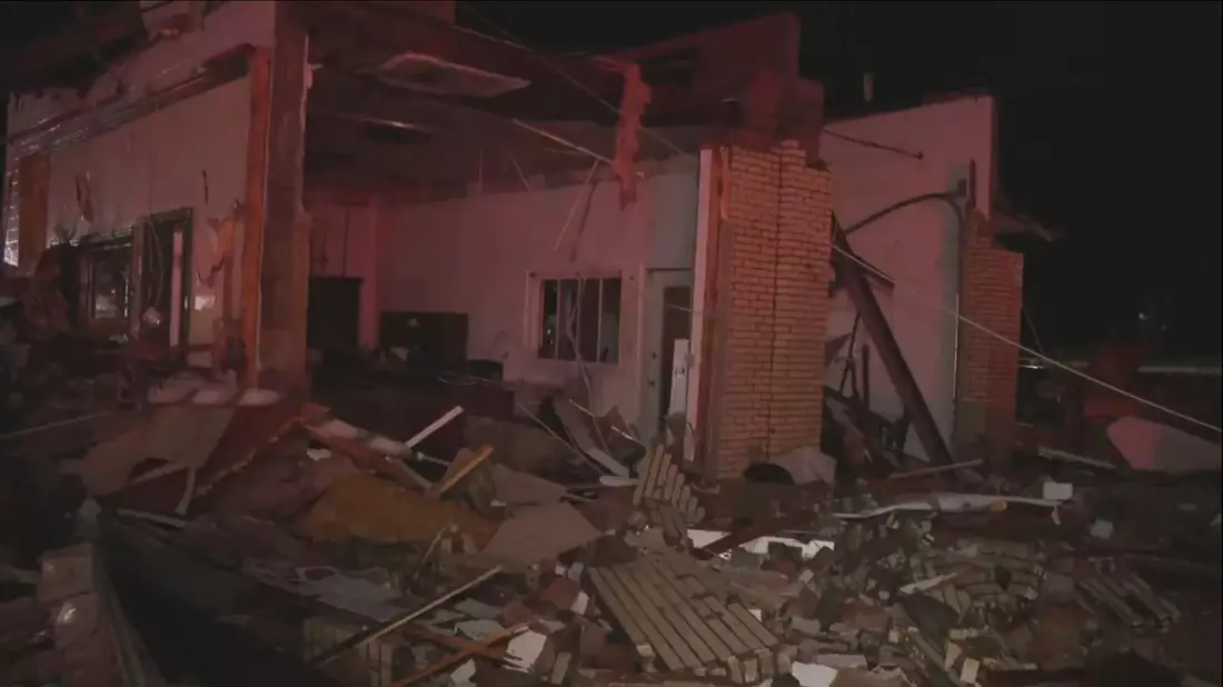 Auf dem Standbild aus einem vom Fernsehsender WSYX zur Verfügung gestellten Videos sind die Schäden eines Unwetters in Lakeview im US-Bundesstaat Ohio zu sehen. - Bild: Uncredited/WSYX via AP/dpa