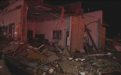 Auf dem Standbild aus einem vom Fernsehsender WSYX zur Verfügung gestellten Videos sind die Schäden eines Unwetters in Lakeview im US-Bundesstaat Ohio zu sehen. - Foto: Uncredited/WSYX via AP/dpa