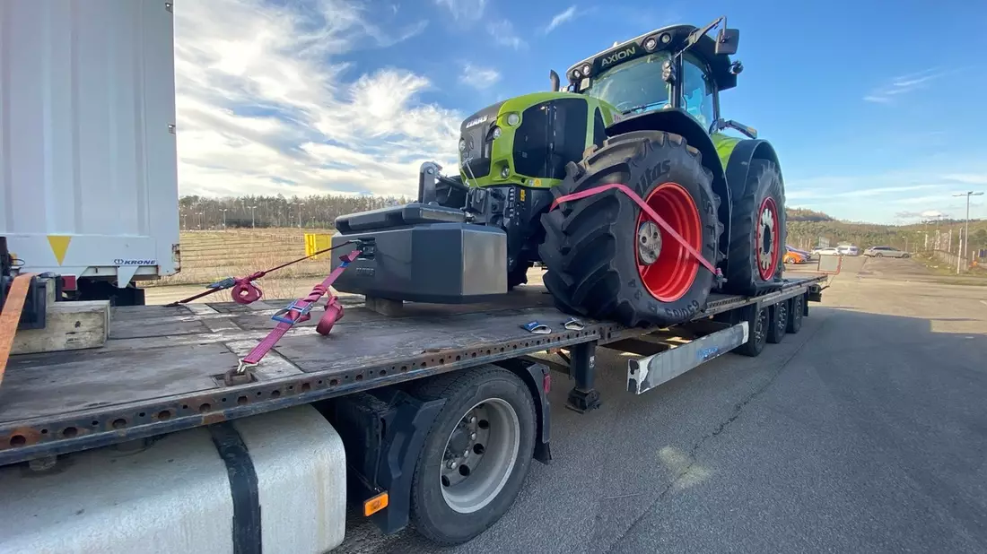 POL-PDKL: Traktor droht von der Ladefläche zu fallen... - Bild: presseportal.de