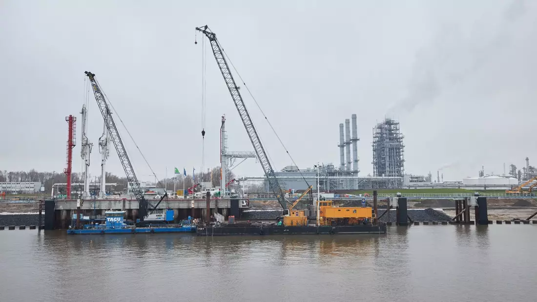 Im Stader Energiehafen ist das Terminal in Betrieb genommen worden. - Bild: Georg Wendt/dpa