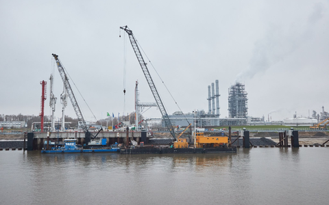 Im Stader Energiehafen ist das Terminal in Betrieb genommen worden. - Foto: Georg Wendt/dpa