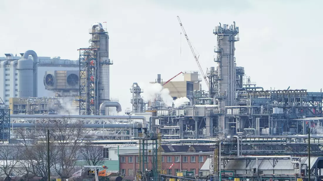 Industrieanlagen stehen auf dem Werksgelände des Chemiekonzerns BASF: Der Umsatz der Branche dürfte 2024 fallen. - Bild: Uwe Anspach/dpa