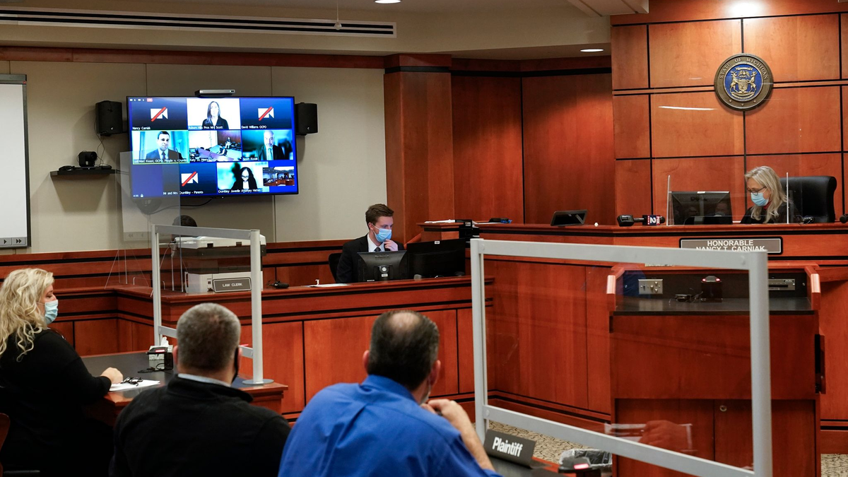 Auch der Vater eines Teenagers, der 2021 vier Schüler an einer Schule im US-Bundesstaat Michigan erschoss, ist wegen fahrlässiger Tötung für schuldig befunden worden. - Foto: Paul Sancya/AP/dpa