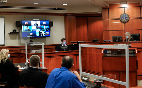 Auch der Vater eines Teenagers, der 2021 vier Schüler an einer Schule im US-Bundesstaat Michigan erschoss, ist wegen fahrlässiger Tötung für schuldig befunden worden. - Foto: Paul Sancya/AP/dpa