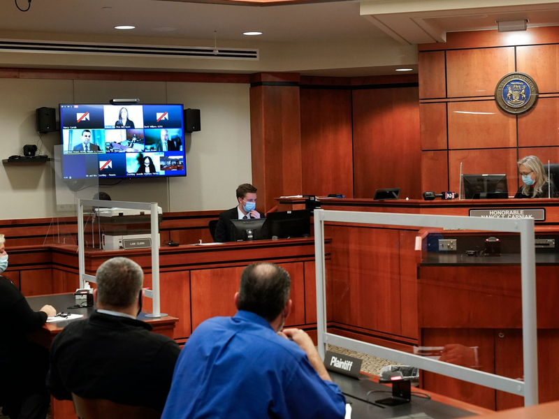 Auch der Vater eines Teenagers, der 2021 vier Schüler an einer Schule im US-Bundesstaat Michigan erschoss, ist wegen fahrlässiger Tötung für schuldig befunden worden. - Foto: Paul Sancya/AP/dpa