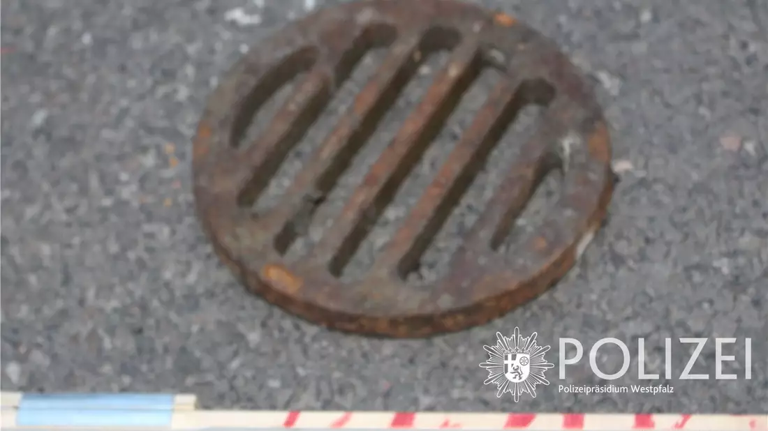 POL-PPWP: Schachtabdeckung auf Auto geworfen - Bild: presseportal.de
