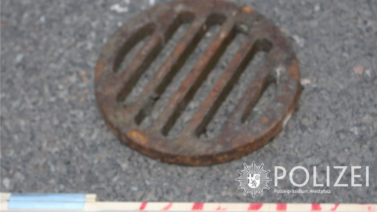 POL-PPWP: Schachtabdeckung auf Auto geworfen - Foto: presseportal.de