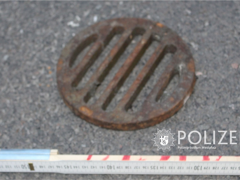 POL-PPWP: Schachtabdeckung auf Auto geworfen - Foto: presseportal.de