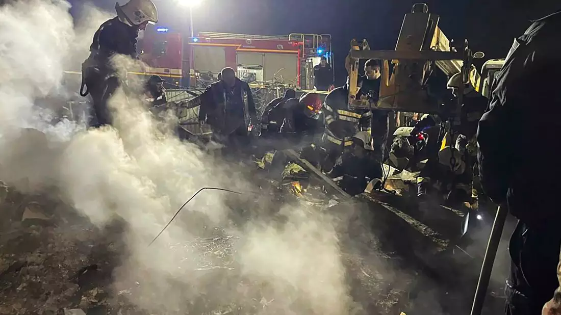 Rettungskräfte erreichen ein durch einen russischen Drohnenangriff beschädigtes Gebäude im westukrainischen Winnyzja. - Bild: Ukrainian Emergency Service/AP/dpa