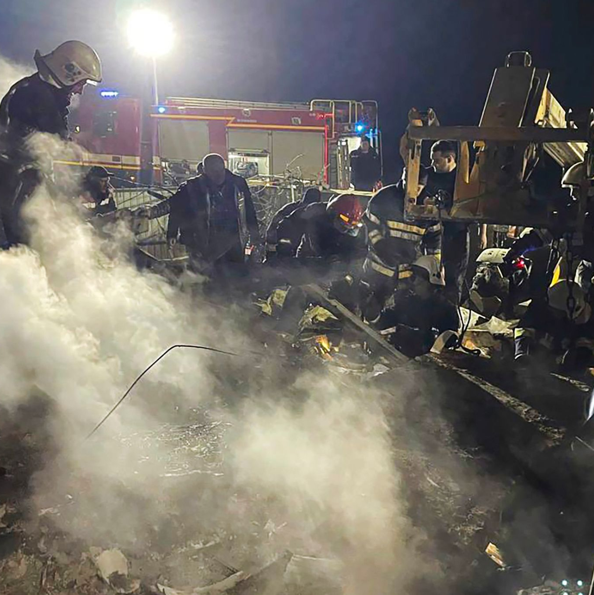Rettungskräfte erreichen ein durch einen russischen Drohnenangriff beschädigtes Gebäude im westukrainischen Winnyzja. - Foto: Ukrainian Emergency Service/AP/dpa