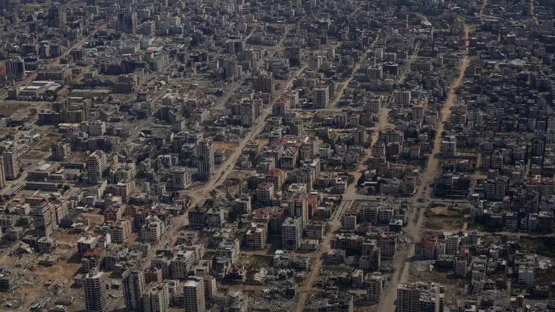 Blick auf zerstörte Gebäude im Gazastreifen. - Bild: Leo Correa/AP/dpa