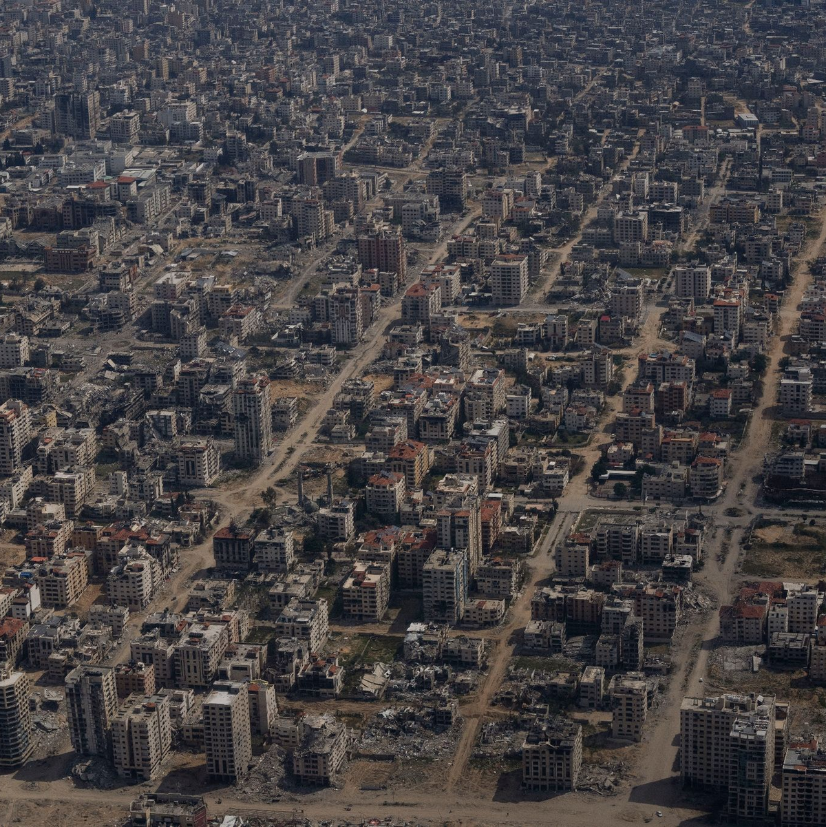 Blick auf zerstörte Gebäude im Gazastreifen. - Foto: Leo Correa/AP/dpa
