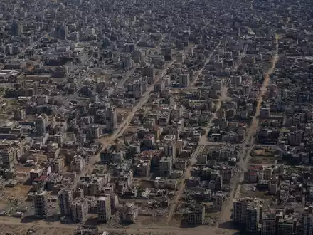 Blick auf zerstörte Gebäude im Gazastreifen. - Foto: Leo Correa/AP/dpa