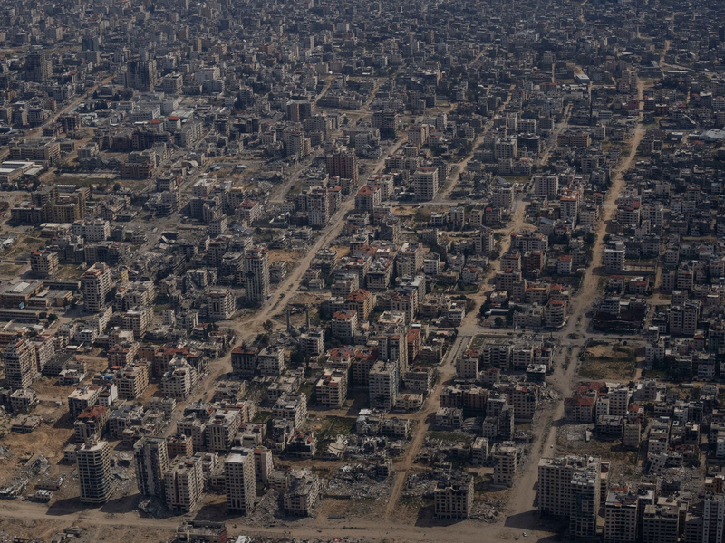 Blick auf zerstörte Gebäude im Gazastreifen. - Foto: Leo Correa/AP/dpa