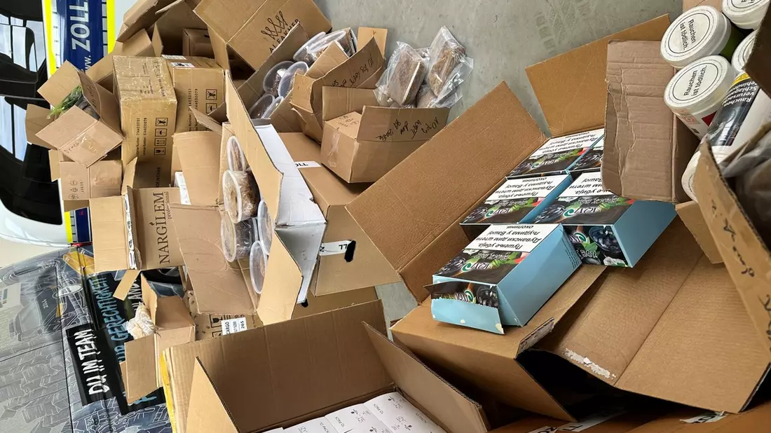 HZA-K: Zoll: Rund 530 Kilogramm Wasserpfeifentabak und fast 70 Liter unversteuerte E-Liquids in Köln sichergestellt / knapp 50.000 Euro Steuerschaden, noch vor Ort Strafverfahren eingeleitet - Bild: presseportal.de