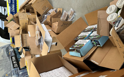 HZA-K: Zoll: Rund 530 Kilogramm Wasserpfeifentabak und fast 70 Liter unversteuerte E-Liquids in Köln sichergestellt / knapp 50.000 Euro Steuerschaden, noch vor Ort Strafverfahren eingeleitet - Foto: presseportal.de